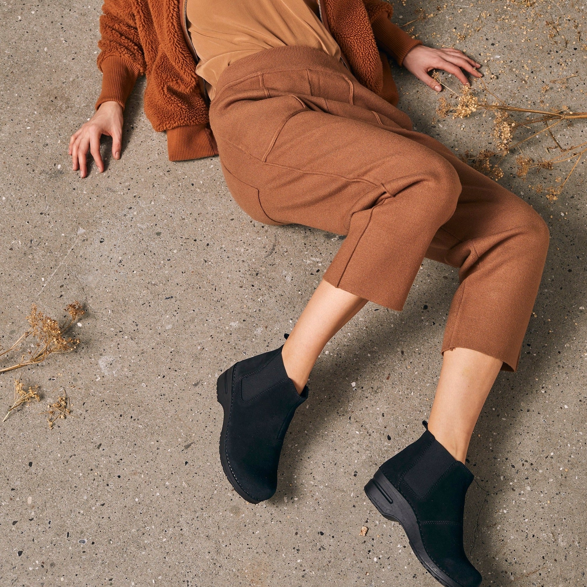 Hudson Women's Leather Chelsea Boot in Black - Image 3