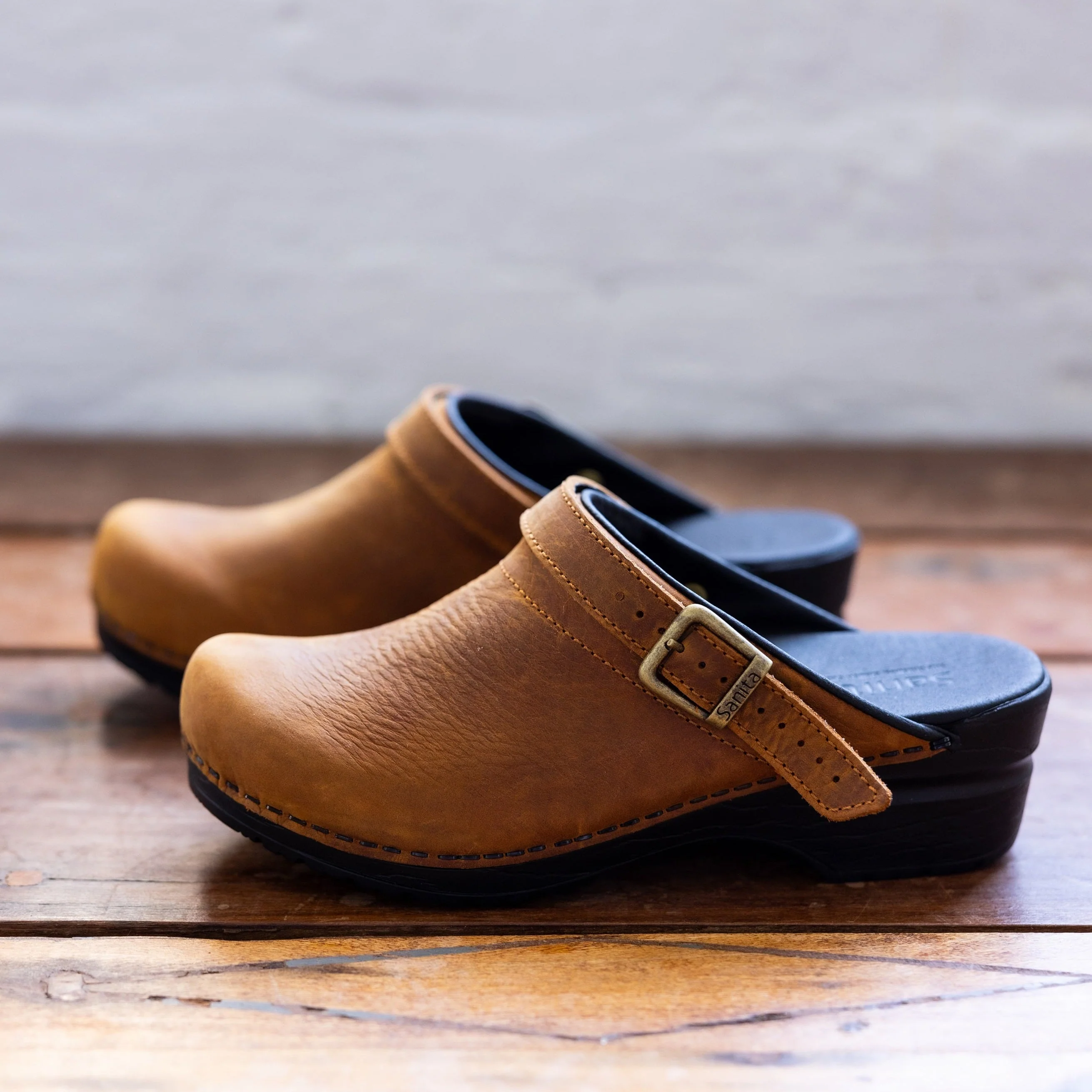 Morse Women's Clog in Chestnut - Image 4