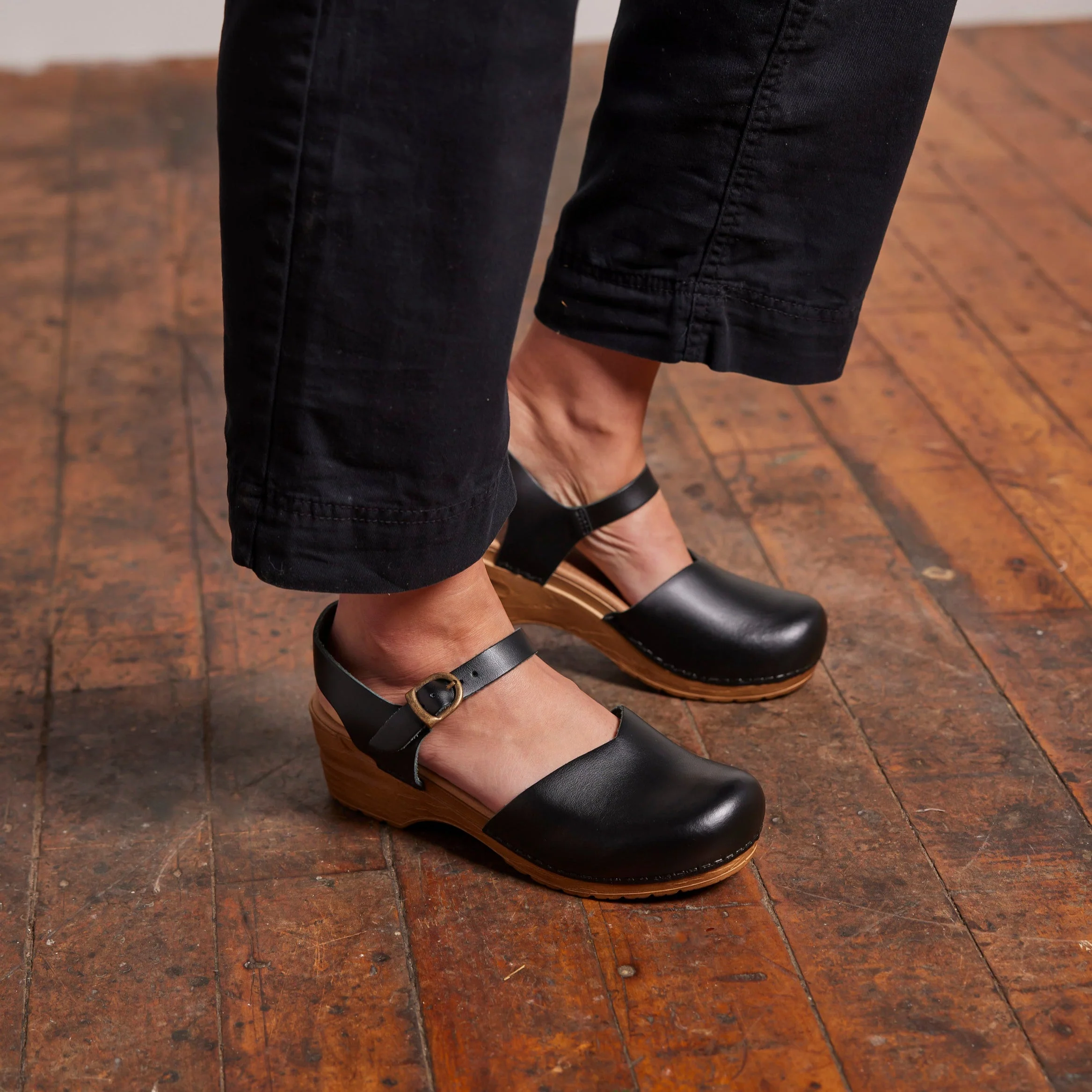Sansi Women's Sandal in Black - Image 4