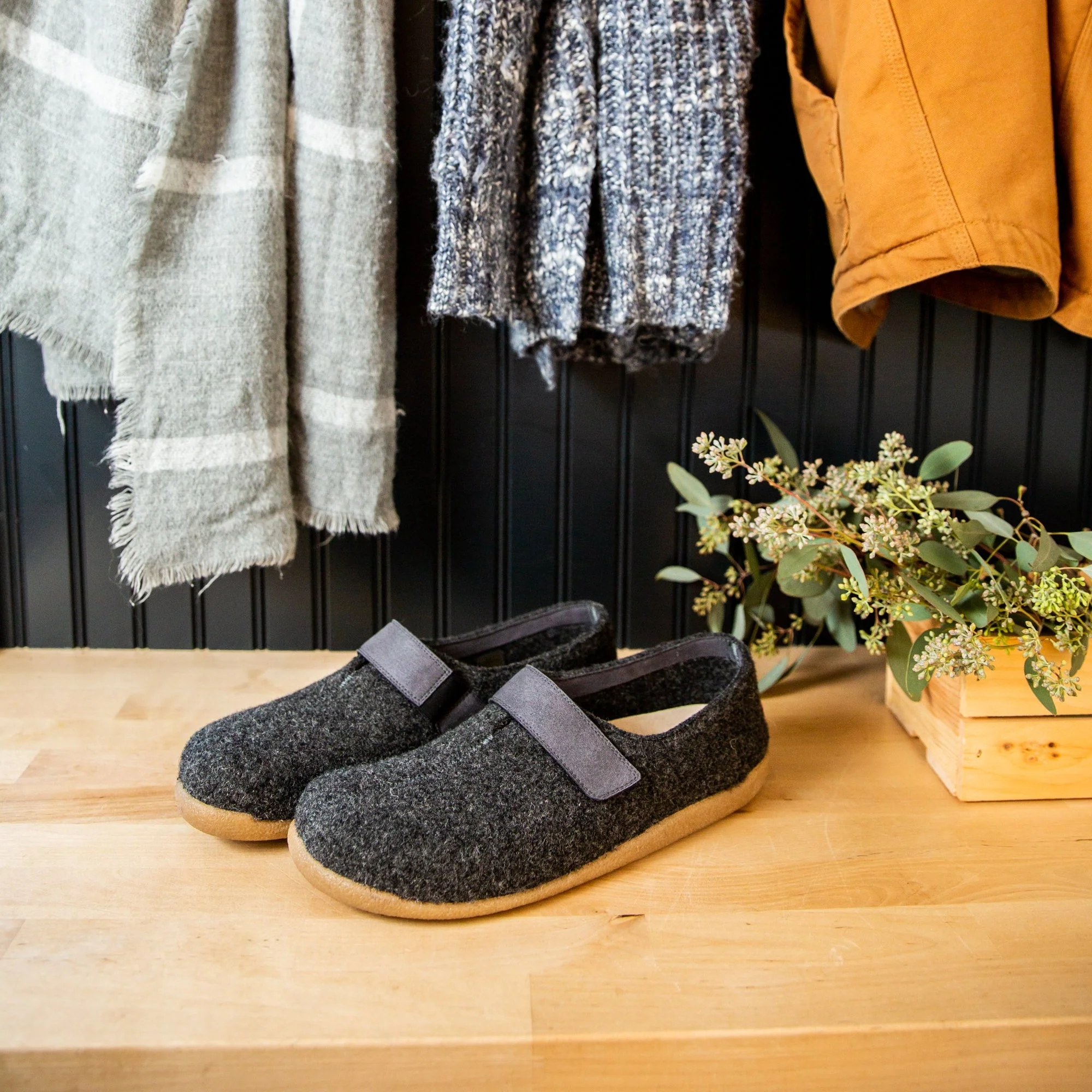 Varde Unisex Wool Slipper in Charcoal - Image 4