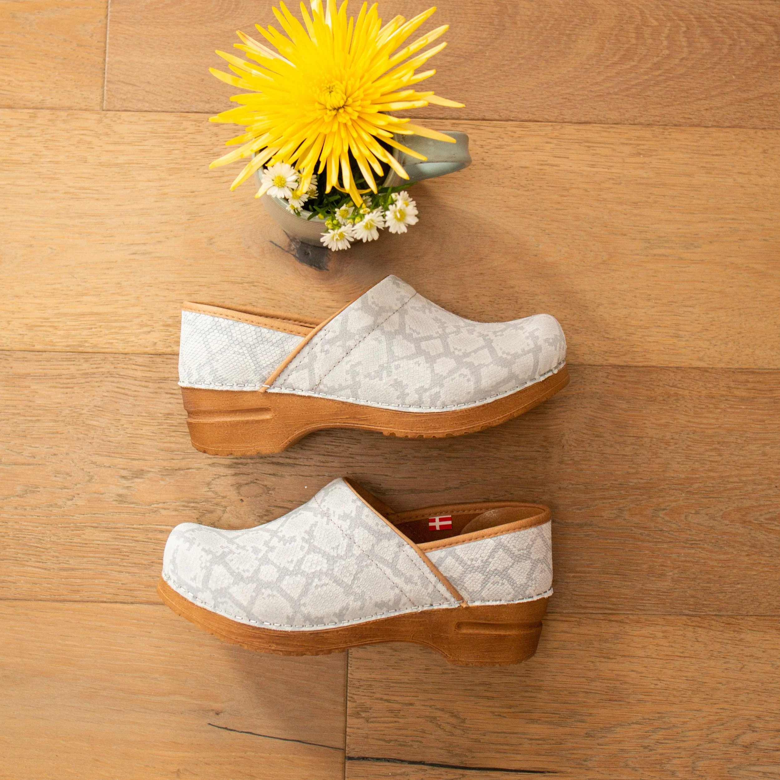 Viper Women's Clog in Light Grey - Image 4
